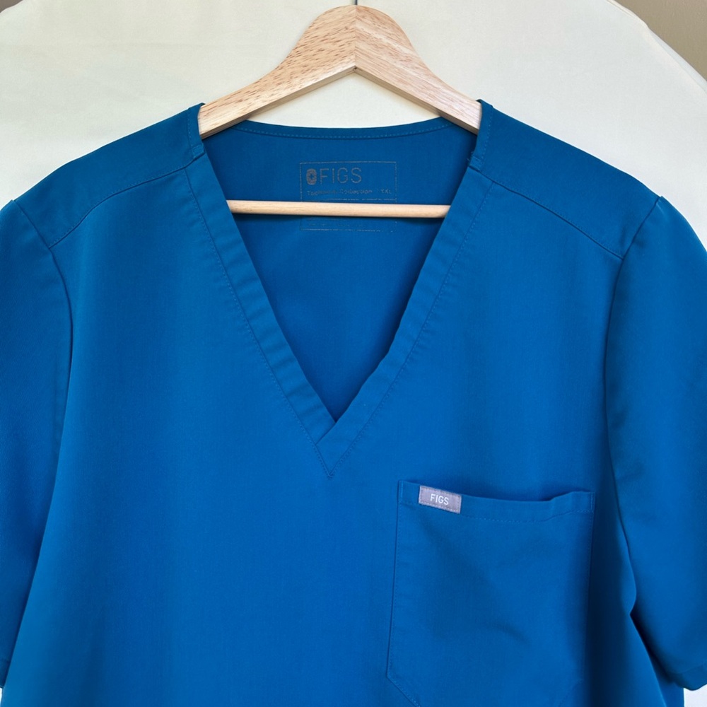 Figs Catarina One Pocket Scrub Top in Alps Blue - Picture 4 of 5